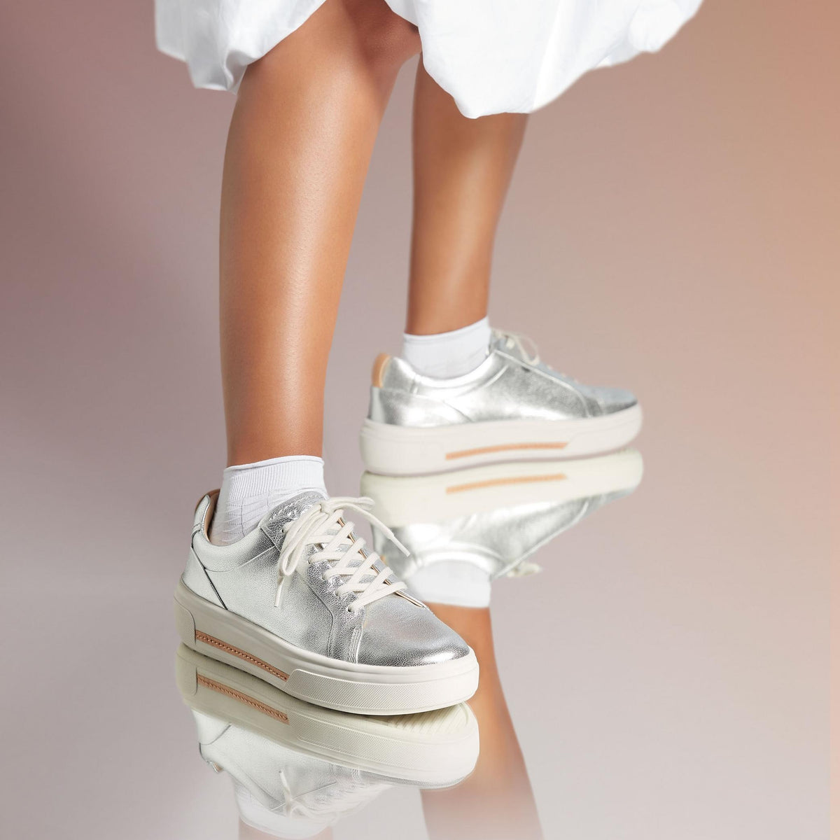 Hollyhock Walk Silver Leather - US 4554